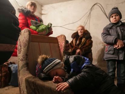 Habitantes de Mariupol, en un refugio el jueves por la tarde.