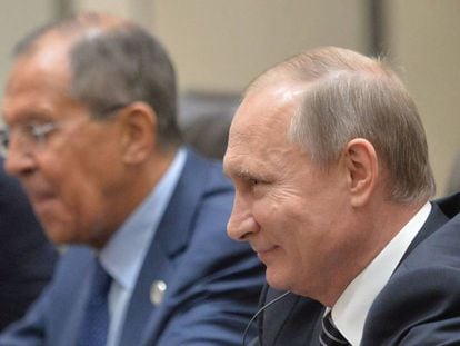El presidente ruso, Vlad&iacute;mir Putin (derecha), y su ministro de Exteriores, Sergu&eacute;i Lavrov. 