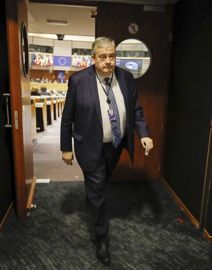El Parlamento Europeo retiró la inmunidad de los eurodiputados Marc Tarabella (en la foto) y Andrea Cozzolino, sospechosos de estar involucrados en la trama de sobornos a cambio de influencia política en la Eurocámara presuntamente vinculada a Qatar y Marruecos. Por abrumadoras mayorías, el Parlamento levantó este privilegio a ambos diputados, belga e italiano, suspendidos por el momento del Grupo Socialdemócrata, lo cual permitirá a la justicia belga continuar con el proceso judicial.
