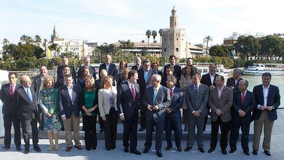 Rajoy posa con alcaldes de ciudades andaluzas de mas de 40.000 habitantes en el inicio de la convención política del PP.