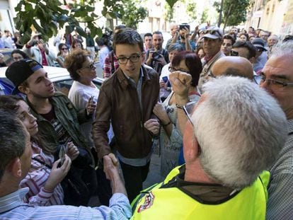 El responsable de la Secretar&iacute;a Pol&iacute;tica de Podemos, &Iacute;&ntilde;igo Errej&oacute;n (centro), saluda a varios simpatizantes. 