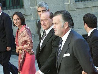 Silvio Berlusconi y Luis B&aacute;rcenas llegan a la boda de la hija de Aznar en El Escorial.