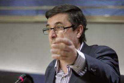 El portavoz parlamentario de IU, José Luis Centella, durante la rueda de prensa que ofreció hoy en el Congreso posterior a la reunión de la junta de portavoces. Emilio Naranjo