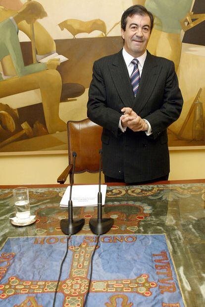 Álvarez-Cascos anuncia su retirada, el 21 de enero de 2004.