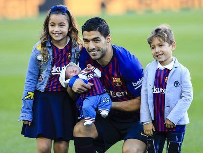 Luis Suárez i els seus tres fills, al Camp Nou, el 2018.