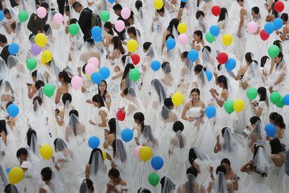 Mujeres con vestidos de novia intentan batir un récord guinnes en la ciudad china de Suzhou.