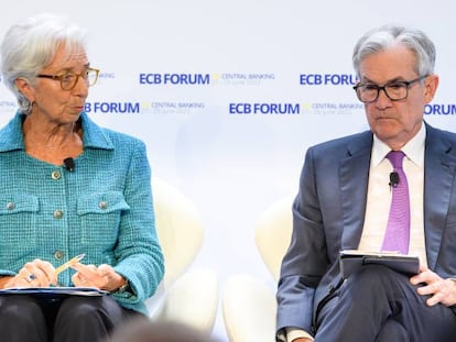 La presidenta del BCE, Christine Lagarde, y su homólogo de la Fed, Jerome Powell, en Sintra (Portugal) a finales de junio.