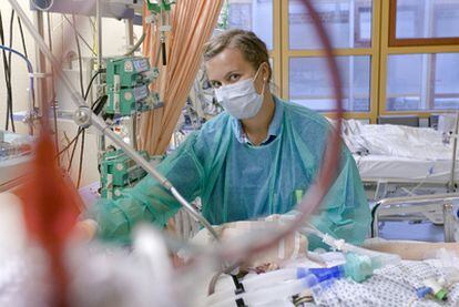 Una enfermera atiende a un paciente infectado por la bacteria <i>E. coli</i> en un hospital de Luebeck, al norte de Alemania.