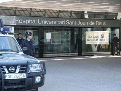 Agents de la Guàrdia Civil custodien l'hospital Sant Joan de Reus durant l'operació per les irregularitats de Traiber.