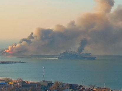 Una columna de humo se alza este jueves sobre un buque ruso en el puerto ucranio de Berdiansk, en una imagen difundida en las redes sociales.