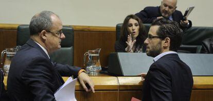 Joseba Egibar y Borja Sémper conversan en una sesión plenaria en el Parlamento vasco. 