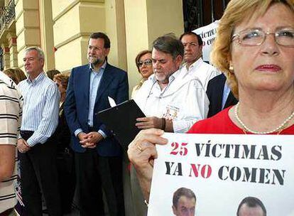 El presidente del PP, Mariano Rajoy, y el presidente murciano, Ramón Luis Valcárcel, asisten a la concentración de la AVT en Murcia