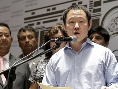 Kenji Fujimori habla con la prensa a su salida del Congreso en Per&uacute;. 