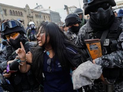 La policía boliviana detiene a una manifestante en La Paz el 21 de noviembre.