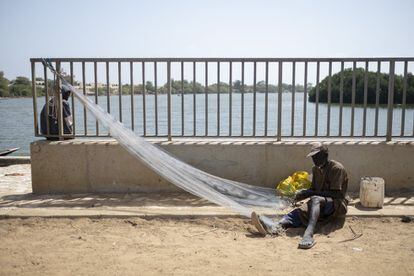 El río Lampsar, un afluente del río Senegal, representa el límite del barrio. Aquí se encuentra una depuradora que abastece de agua toda la ciudad. 