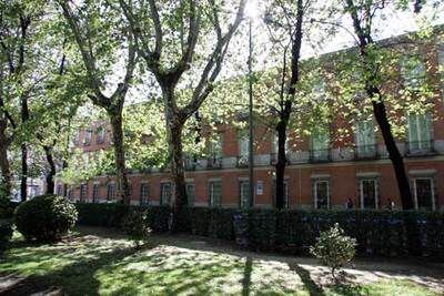 El Museo Thyssen frente a la arboleda del paseo del Prado.