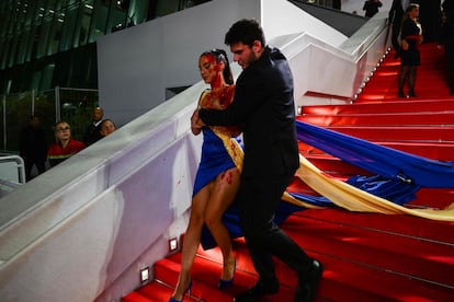 Una activista vestida con los colores de la bandera de Ucrania, es detenida tras rociarse con sangre falsa como señal de protesta de la guerra, el 21 de mayo.
