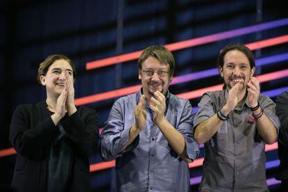 De izquierda a derecha, Ada Colau, Xavi Dom&egrave;nech y Pablo Iglesias, en un acto de campa&ntilde;a en L&#039;Hospitalet de Llobregat. 