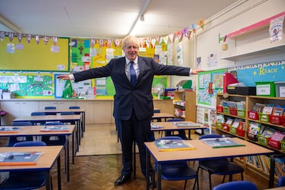 El primer ministro de Reino Unido, Boris Johnson, en un colegio de Londres en el inicio de curso.