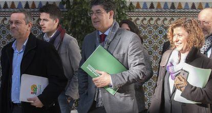 En el centro, el hasta este lunes vicepresidente de la Junta de Andaluc&iacute;a. 