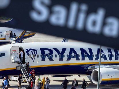 Varios viajeros desembarcan de un avión de la compañía aérea Ryanair.
