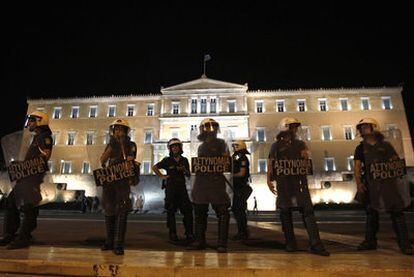 Varios policías impiden el acceso a la zona del Parlamento, en el centro de Atenas.
