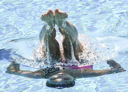 Ha comenzado el 19º Campeonato Mundial de natación, que se celebrará en cuatro ciudades húngaras hasta el 3 de julio de 2022, bajo la organización de la Federación Internacional de Natación (FINA) y la Federación Húngara de Natación, y con competiciones en diferentes disciplinas de natación: natación artística, saltos, natación en aguas abiertas y waterpolo. En la imagen, la nadadora Lee Ri-young, de Corea del Sur, compite este lunes en las preliminares del solo femenino de natación artística, en la piscina deportiva Nacional Hajos Alfred de Budapest.
