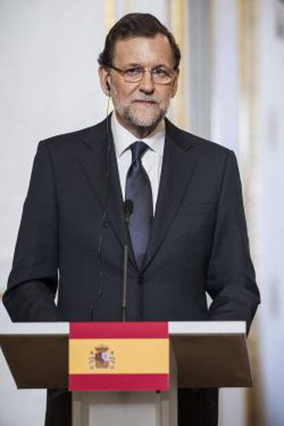 PAR13- PAR&Iacute;S (FRANCIA), 26/03/2013.- El presidente del Gobierno espa&ntilde;ol, Mariano Rajoy, habla en una conferencia de prensa conjunta con el presidente franc&eacute;s, Francois Hollande (no en la foto), hoy, martes 26 de marzo de 2013, en el Palacio del El&iacute;seo en Par&iacute;s, Francia. Rajoy reclam&oacute; la &quot;disoluci&oacute;n definitiva&quot; de ETA, organizaci&oacute;n terrorista que difundi&oacute; un comunicado en el que asegura que la expulsi&oacute;n de sus negociadores de Noruega acarrear&aacute; &quot;consecuencias negativas&quot;. EFE/ETIENNE LAURENT