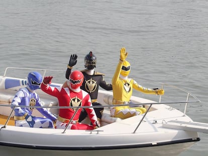 Los personajes de la franquicia Power Rangers llegando a Bombay como auténticas estrellas en 2007. La saga estrenó una película de alto presupuesto en 2017 y prepara otra entreta televisiva para Nickelodeon en 2021.