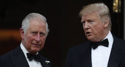 Donald Trump, con el príncipe Carlos, el martes 4 de junio en Londres.