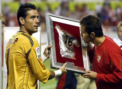 Palop y Maresca muestran el I trofeo Antonio Puerta, obtenido tras derrotar al Málaga por 2-0