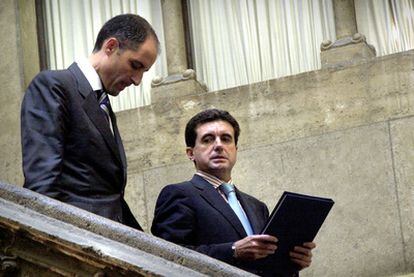 Francisco Camps y Jaume Matas en septiembre de 2003, al término de una reunión mantenida  cuando los dos presidían la Comunidad Valenciana y el Gobierno balear, respectivamente.