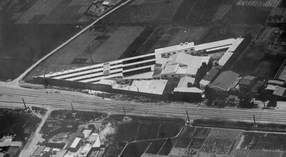 Vista aérea de la fábrica de Mas Casellas, cerca de Barcelona, a primeros de 1965.
