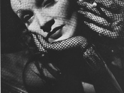 Marlene Dietrich en una fotografía publicitaria de la película 'De isla en isla' (Siete pecadores). Esta vez la actriz como la cantante y aventurera Bijou Blanche viajando por los Mares del Sur y emparejada a un joven John Wayne.