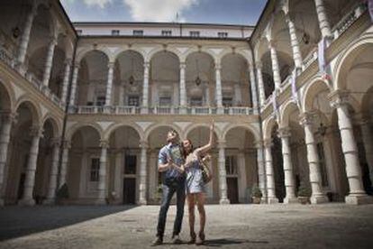 Una pareja de viaje en Turín (Italia).