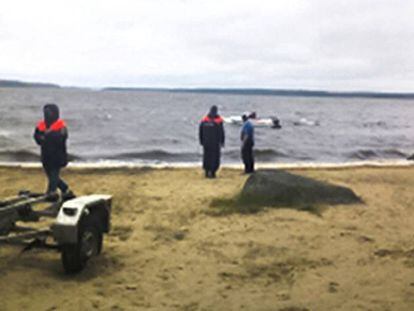 Equipos de rescate en el lago en el que han muerto al menos 10 ni&ntilde;os hoy.