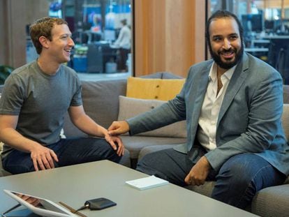 El pr&iacute;ncipe Mohamed Bin Salm&aacute;n junto a Mark Zuckerberg en las oficinas de Facebook en Silicon Valley.