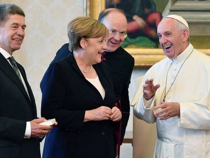 El papa Francisco r&iacute;e con la canciller alemana, Angela Merkel. 