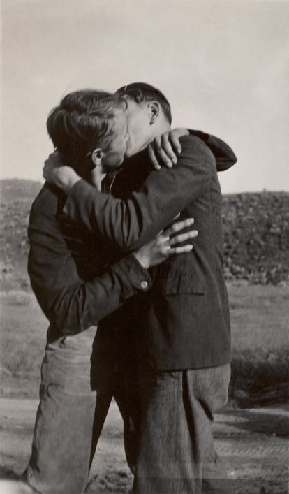 El beso como el amor es un lenguaje universal, da igual en el momento y en el lugar que ocurra, es reconocible para todos. Los coleccionistas defienden que su libro no es un libro sobre amor homosexual. "Es un libro sobre amor como sentimiento universal".