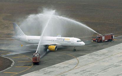 Dos camiones de Bomberos echan agua, a modo de bautismo, al primer avión que ha aterrizado en el aeropuerto de Lledia-Alguaire, inaugurando así la nueva instalación aeroportuaria. A bordo del vuelo, procedente de Barcelona, iba una comitiva oficial.