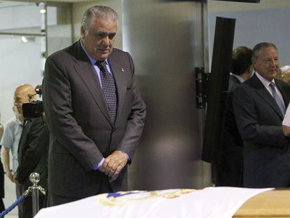 El expresidente del Real Madrid, Lorenzo Sanz, ante el féretro de Alfredo Di Stéfano.