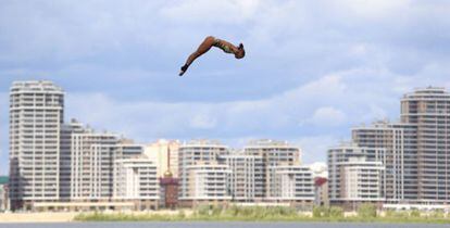 La alemana Anna Natascha Bader, durante su ejercicio en la categoría de salto desde 20 metros, en el Campeonato Mundial de Natación de Kazán.