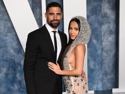 Sebastian Lletget y Becky G asisten a la fiesta organizada por 'Vanity Fair' después de la gala de los Oscar, el 12 de marzo de 2023, en Beverly Hills, California, EE UU.