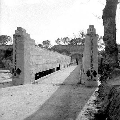 Imagen de 1939 del puente de hormigón y la pasarela de madera en la colección Deschamps.