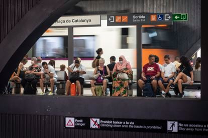 Usuarios del transporte público de Barcelona, en la estación de metro de Plaza Cataluña.