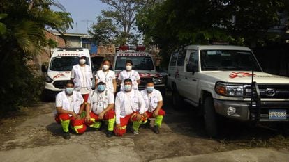 Khatia Chacón (arriba, la primera por la izquierda) junto al equipo sanitario que lidera en El Salvador.