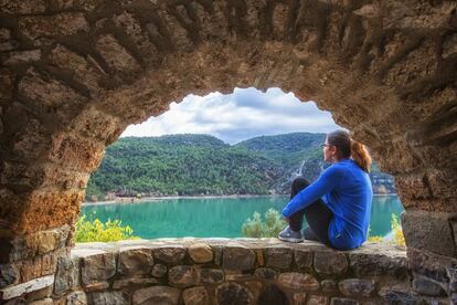 El embalse del río Cinca desde Ligüerre Resort, una aldea convertida en alojamiento turístico en Ligüerre de Cinca (Huesca). 