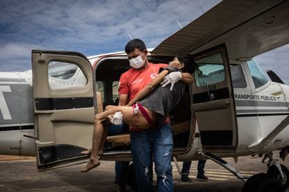 Una mujer yanomami con malaria grave recibe asistencia al llegar en avioneta el 29 de enero a un hospital en Boa Vista. La tierra yanomami, la reserva indígena más grande de Brasil, está en una crisis alimentaria que ha orillado al Gobierno de Lula a declarar una emergencia sanitaria.