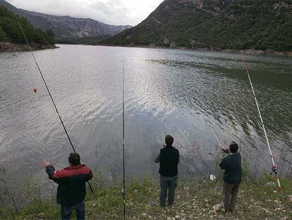 Un grupo de pescadores, ayer en el pantano de La Baells (Berguedà).