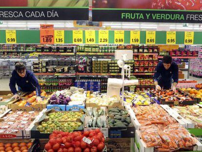 Reponedores en un supermercado Lidl de Madrid